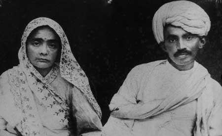 Gandhiji with Kasturba Gandhi in India after returning from South Africa, 1915.jpg